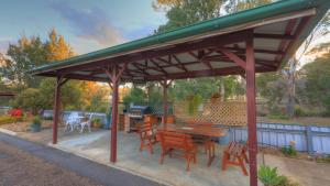 una mesa de picnic y sillas bajo un pabellón en Boonah Motel, en Boonah