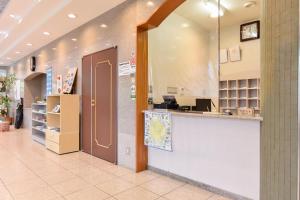 lobby biurowe z ladą i mapą na ścianie w obiekcie Hotel Uneri w Okinoshimie