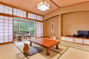 - un salon avec une table et des chaises dans l'établissement Hotel Uneri, à Okinoshima
