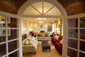 Elle comprend un salon doté d'un mobilier et d'un lustre. dans l'établissement Loch Ness Lodge, à Drumnadrochit