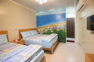 小琉球的住宿－嶼景6.8，一间卧室设有两张床,墙上挂着一幅画