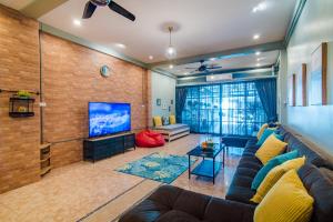 een woonkamer met een bank en een flatscreen-tv bij Luxury City-Loft, just 9 minutes walk to the Beach in Hua Hin