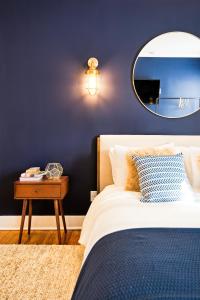 Un pat sau paturi într-o cameră la Nautical Nest Hudson