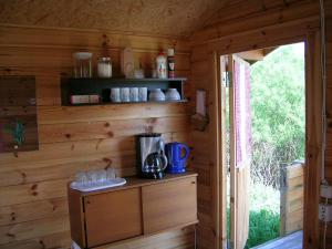een houten hut met een aanrecht met glazen erop bij Chalet in Myza Igaste