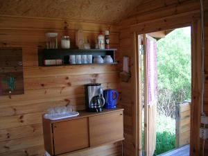 une cabane en bois avec un comptoir et des lunettes dans l'établissement Chalet, à Myza Igaste