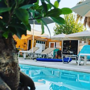 A piscina localizada em Sausan Hotel ou nos arredores