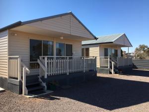 ein kleines Haus mit einer Veranda und einer Treppe darauf in der Unterkunft Airport Whyalla Motel in Whyalla