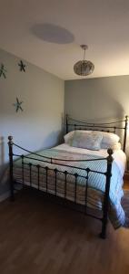 1 dormitorio con 1 cama con estrellas en la pared en Bay View House, en Liscannor