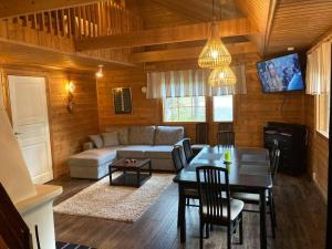 una sala de estar con un sofá y una mesa en Villa Casanova, en Levi