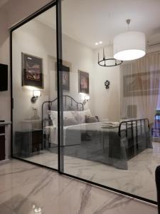 La suite del centro storico في ماتيرا: غرفة بسرير ونافذة زجاجية