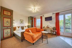 A bed or beds in a room at Villa Ladurner
