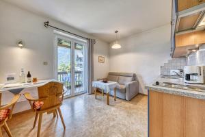 A kitchen or kitchenette at Villa Ladurner