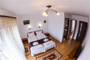 錫比烏的住宿－Casa Ienciu，一间卧室设有两张床和窗户。