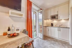 A kitchen or kitchenette at Villa Ladurner