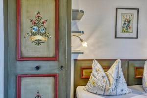 A bed or beds in a room at Villa Ladurner