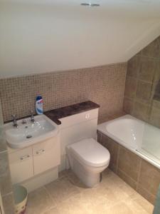 A bathroom at The Golden Lion Hotel 