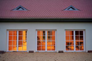 uma casa branca com três janelas e um telhado vermelho em Unterpetersbächlerhof em Fischbach