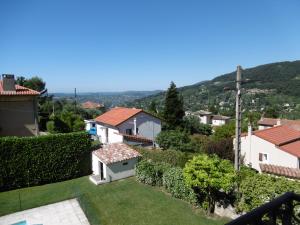 een uitzicht vanaf het dak van een huis bij Cottage Massanet in Grasse