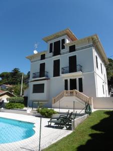 een villa met een zwembad en een huis bij Cottage Massanet in Grasse