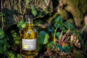 una botella de aceite de oliva en el suelo en Gîte de charme du Domaine Pagnon Frigoulette, en Torreilles