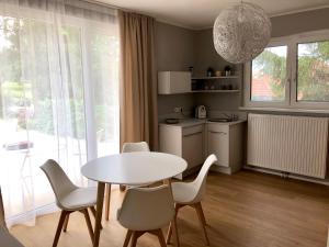 A kitchen or kitchenette at Gartenhaus5