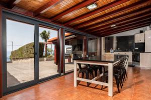 een eetkamer met een tafel en stoelen bij Casa Leonor by Rent2U, Lda in Arco da Calheta