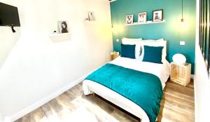 - une chambre dotée d'un lit avec un mur bleu dans l'établissement EL COCOONING - Apt entier WiFi Centre-Ville Proche Basilique, à Lisieux