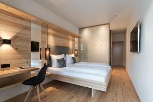Säng eller sängar i ett rum på Tirol Lodge