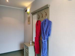 a room with a red and blue shirt hanging on a wall at Apartament Zibi in Malbork