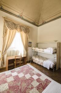 1 dormitorio con 2 literas y escritorio en Hotel Iris, en Perugia