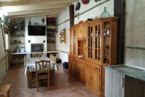 una grande cucina con armadi in legno e tavolo di Casa Rural Ruplas II a Villalba de Adaja Altre 17 foto