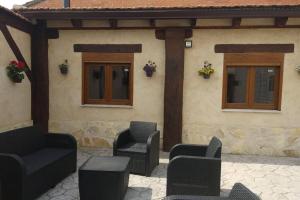 un patio con sedie e tavoli di fronte a un edificio di Casa Rural Ruplas II a Villalba de Adaja