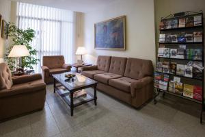ein Wohnzimmer mit zwei Sofas und einem Couchtisch in der Unterkunft Hotel Riviera in Córdoba