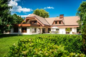 una casa con un gran patio con césped verde en G'Schloessl Murtal, en Großlobming