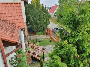 an aerial view of a house with a garden and a driveway at Apartament Zibi in Malbork