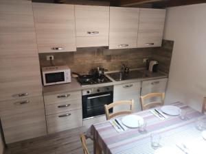 Кухня или кухненски бокс в Casa Dema climatizzata con wifi