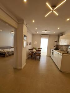 uma cozinha e sala de jantar com uma ventoinha de tecto em SimpliCity Apartament em Tulcea