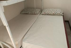 メタポントにあるAppartamento con terrazzoの二段ベッド(上段に枕2つ付)