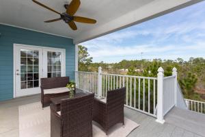 un portico con 2 sedie e un ventilatore a soffitto di Luxury Vacation Home near Johnson Beach a Perdido Key