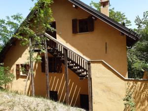 una casa con una escalera en el lateral de ella en Rifugio Casa Ressia, en Sassello