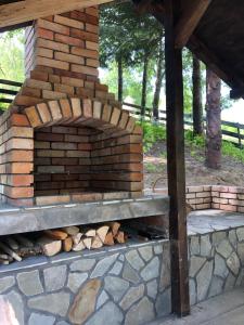 ein gemauerter Außenofen mit Holzscheiten darin in der Unterkunft Conacul Secaria in Secăria
