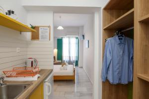 uma camisa azul pendurada numa porta numa cozinha em Porto Katapola Pension em Katápola