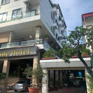 a hotel with a car parked in front of it at Hưng Thành Riverside Hotel in Thái Bình