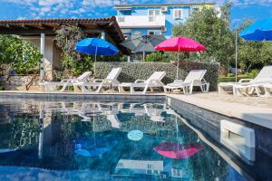Luton Apartment Zadar Kozino Heating Pool & Jacuzzi tesisinde veya buraya yakın yüzme havuzu