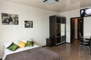 ノヴォシビルスクにあるCentral Apartament near by Marriott hotelのベッドルーム1室(ベッド1台付)、ダイニングルームが備わります。