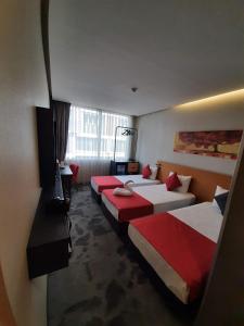 Postel nebo postele na pokoji v ubytování Sapko Airport Hotel
