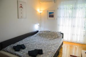 Ce lit se trouve dans un dortoir doté de 2 oreillers noirs. dans l'établissement Dunavski Kej, à Smederevo
