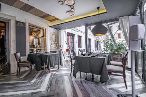 a restaurant with tables and chairs on a street at Bed and Brekfast Donatella in Piran