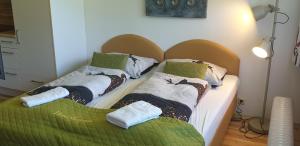 twee bedden in een kamer met handdoeken erop bij Studio Almwiese in Kaprun