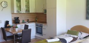 een kleine keuken met een tafel en een eetkamer bij Studio Almwiese in Kaprun